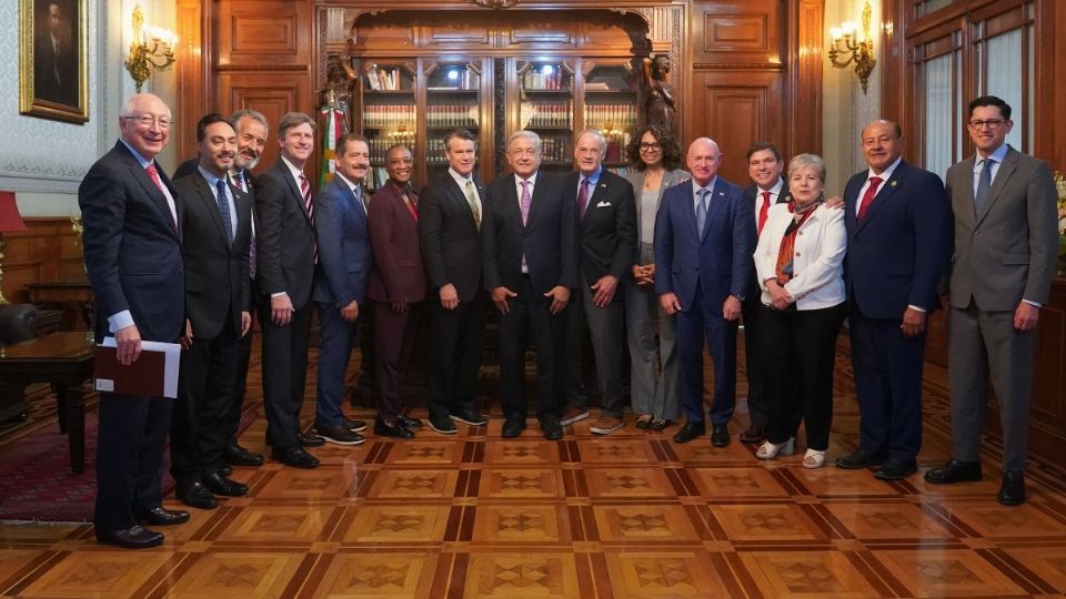 AMLO se reúne con congresistas de EU en Palacio Nacional