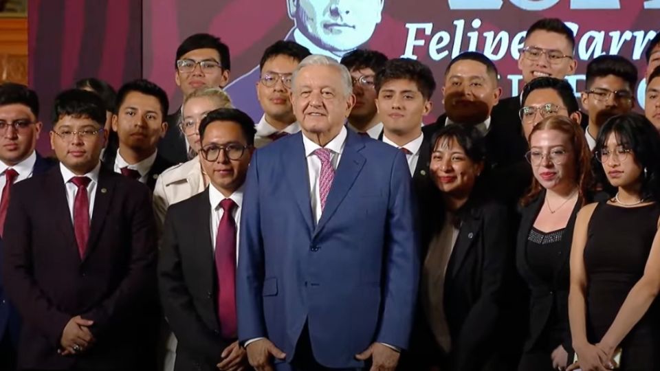 AMLO reconoce a primera generación de egresados en Ingeniería ferroviaria del IPN