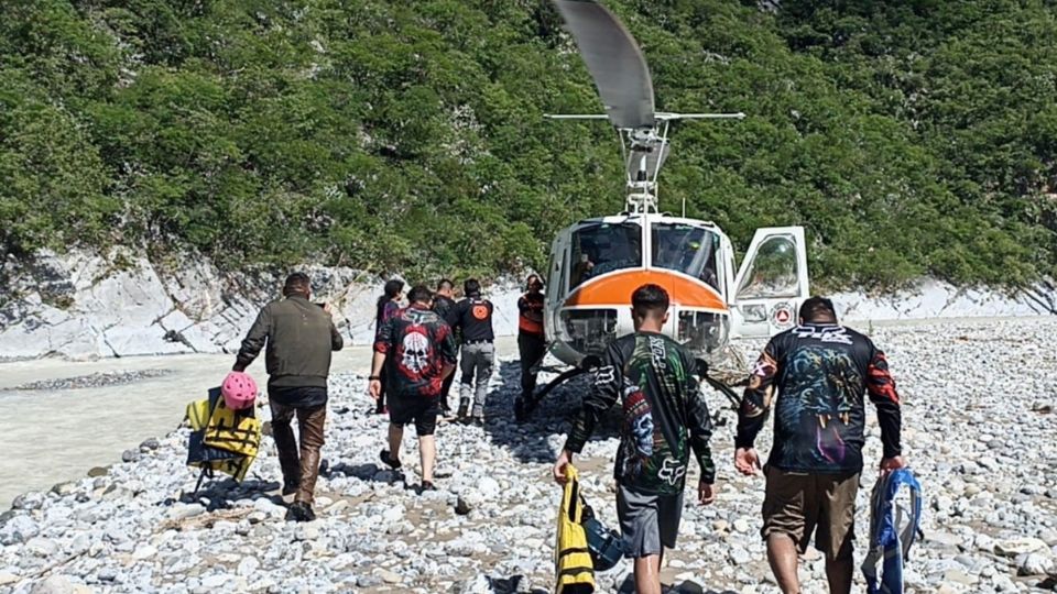 Rescatan a 16 integrantes de una familia en el Río Pilón de Nuevo León