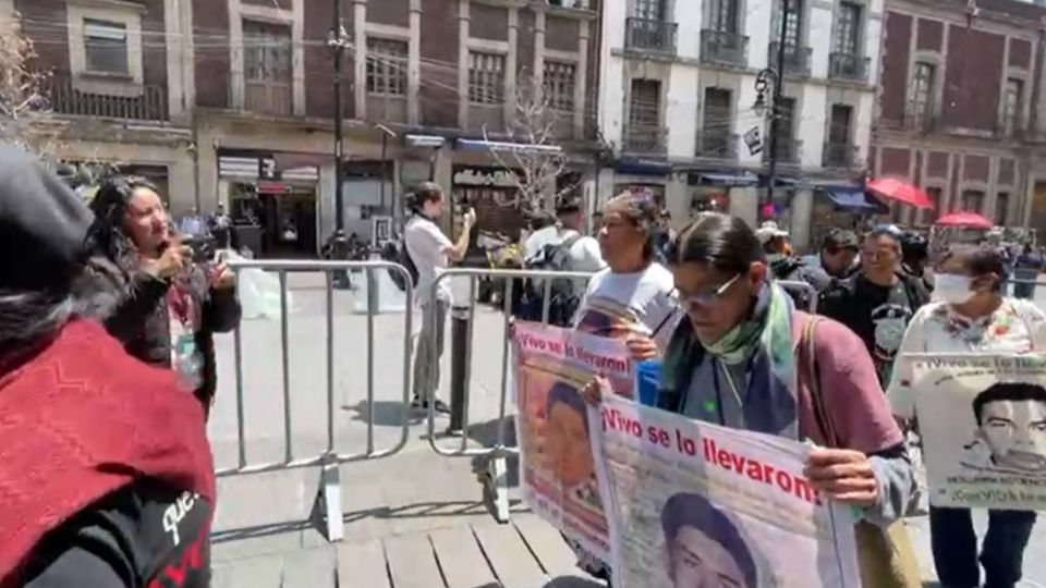 Padres de los 43 normalistas de Ayotzinapa se reúnen con AMLO en Palacio Nacional