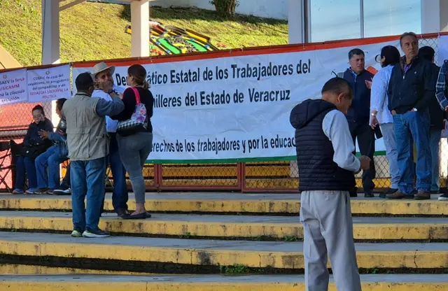 Toman maestros la SEV en Xalapa por falta de pagos