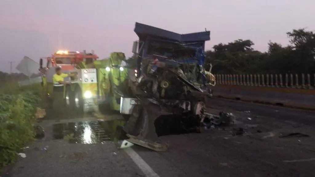 Fuerte accidente bloquea autopista a Cosamaloapan, Cosoleacaque y Coatzacoalcos