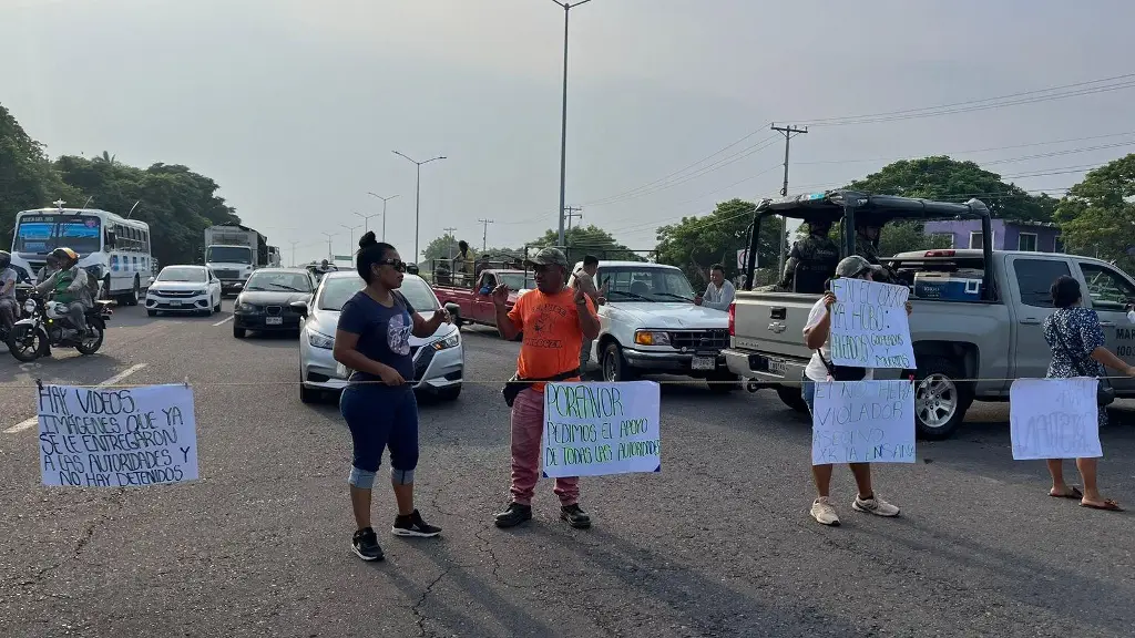 Bloquean ambos sentidos de la carretera a Antón Lizardo