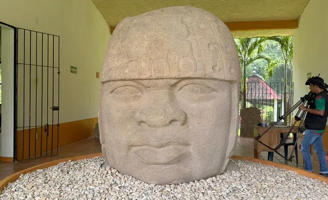 Trasladan cabeza colosal olmeca de Xalapa al Louvre de Abu Dhabi