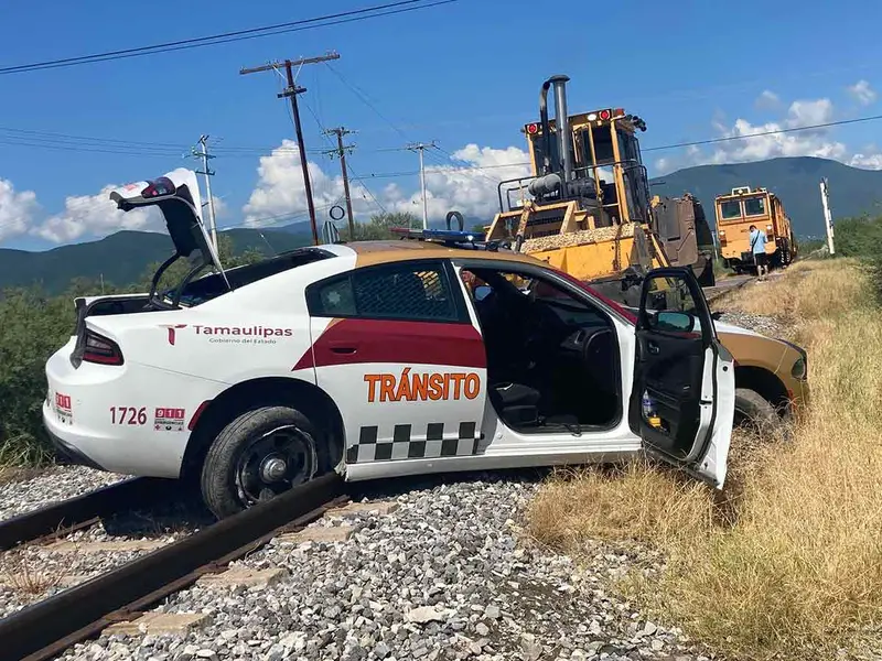 ¡Se los llevó el tren! Máquina arrastra patrulla con todo y ‘polis’ en Tamaulipas