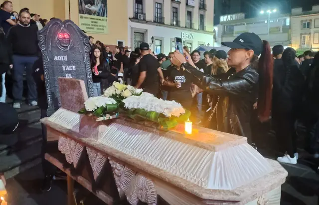 Con un ataúd, protestan en Xalapa por Reforma Judicial