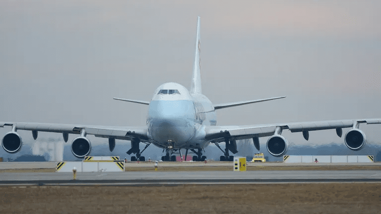 Explota Llanta de Avión y Mata a Dos Trabajadores