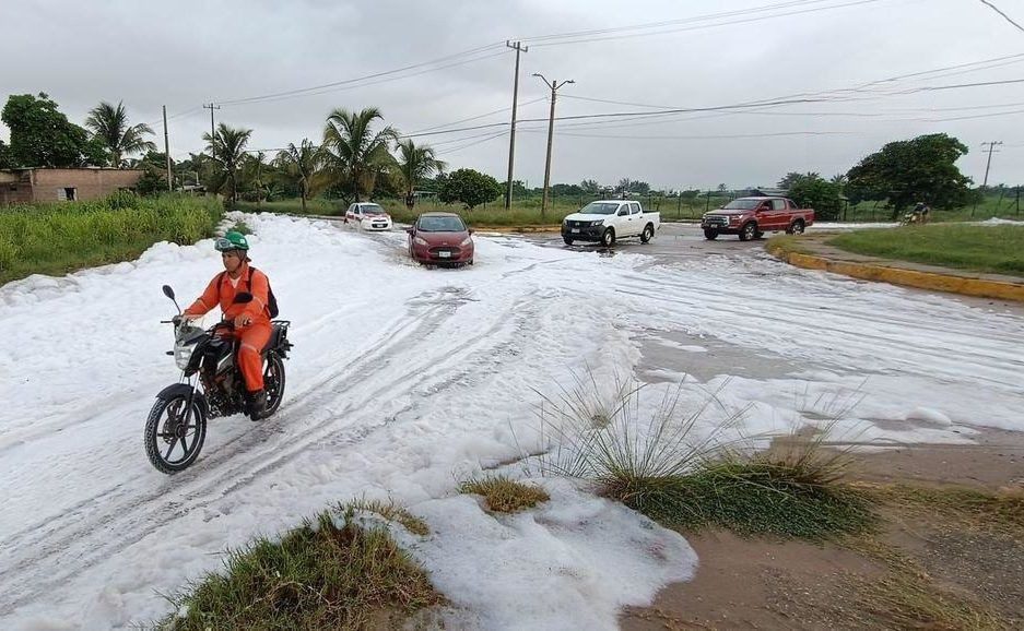 Congregación de Coatza amaneció cubierta de espuma