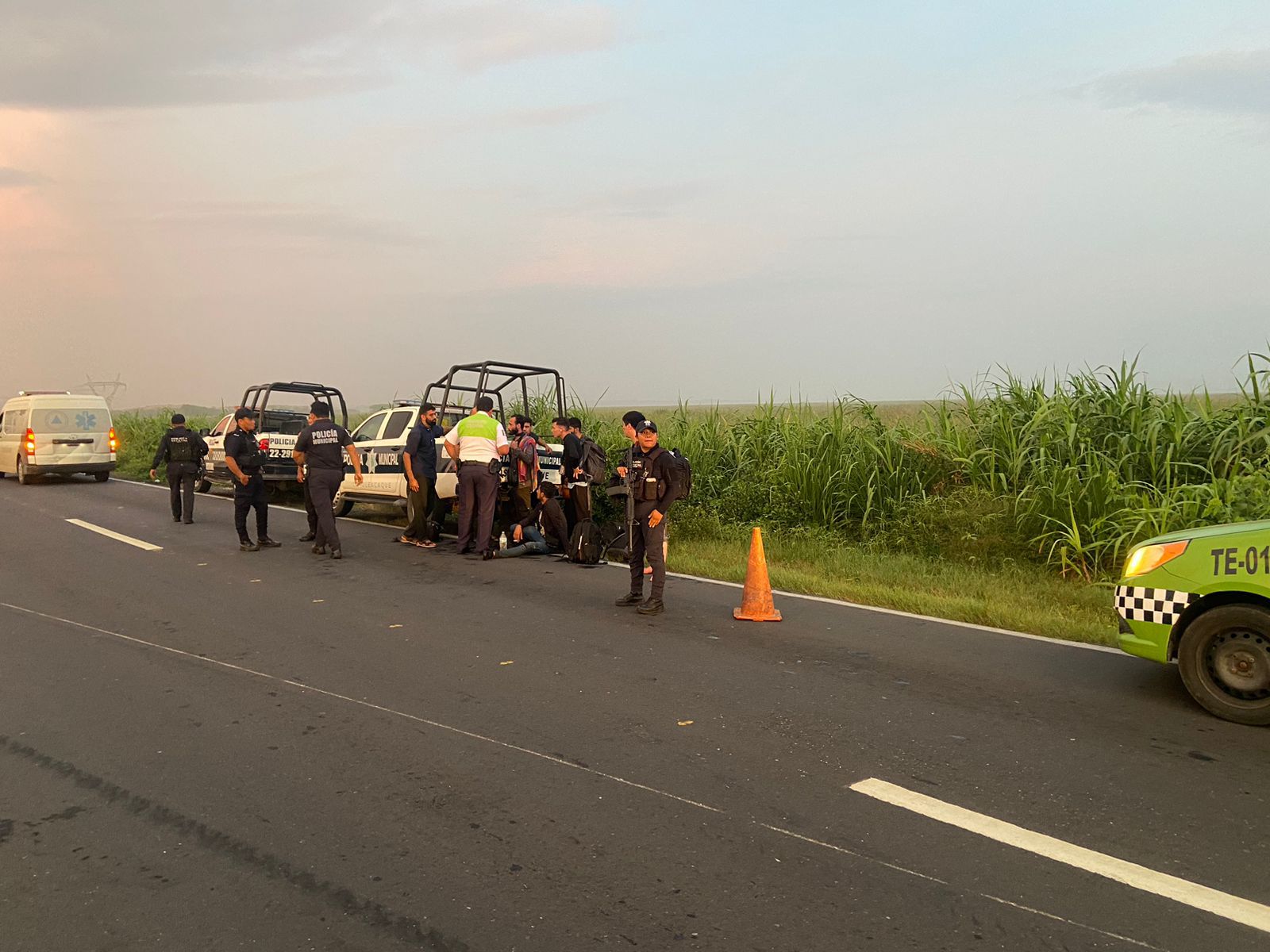 Vuelca camioneta con migrantes chinos y árabes en carretera carretera Coatzacoalcos-Minatitlán