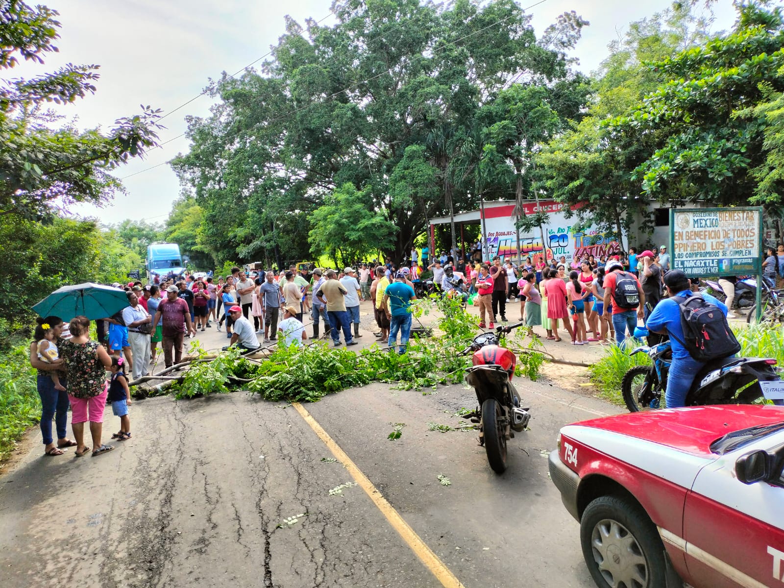 Bloquean carretera San Andrés Tilapan por muerte de huesero