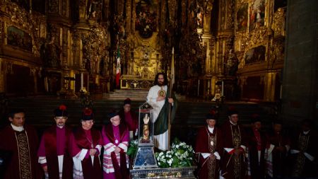 «Reliquia de San Judas es una bendición para el pueblo de México»: devotos hacen filas para entrar a San Hipólito