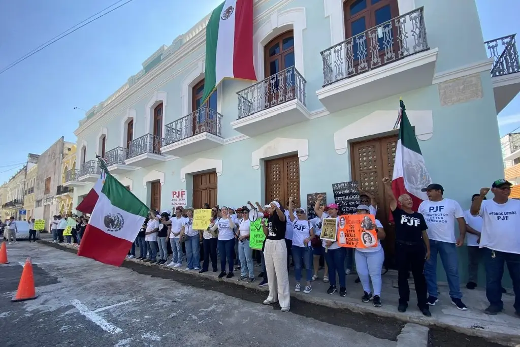 Se manifiestan en casa de Juárez, quieren que AMLO los escuche