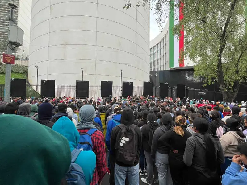 Blindan Senado por décimo aniversario de la desaparición de normalistas de Ayotzinapa