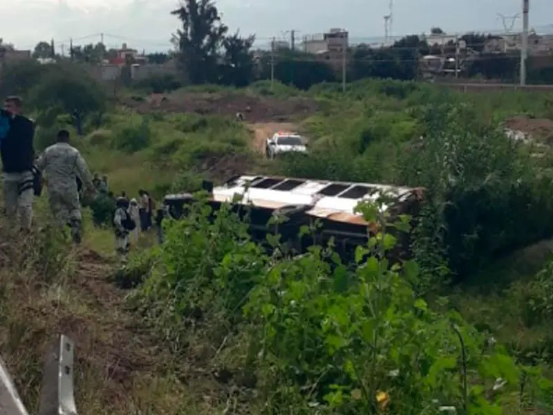 Autobús con estudiantes sufre accidente en Celaya; reportan 30 lesionados