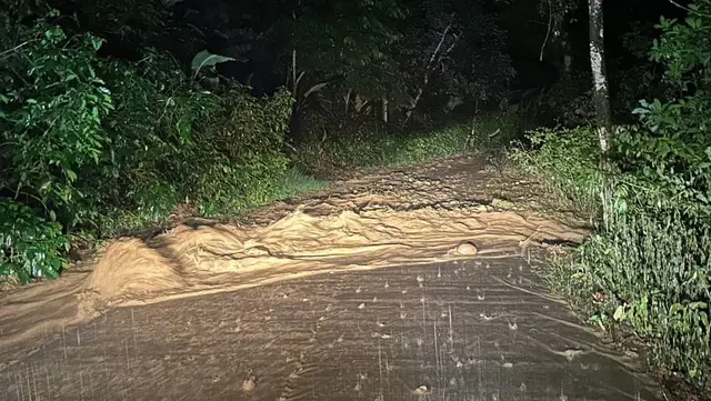 Deslaves bloquean carreteras en la región de Las Altas Montañas