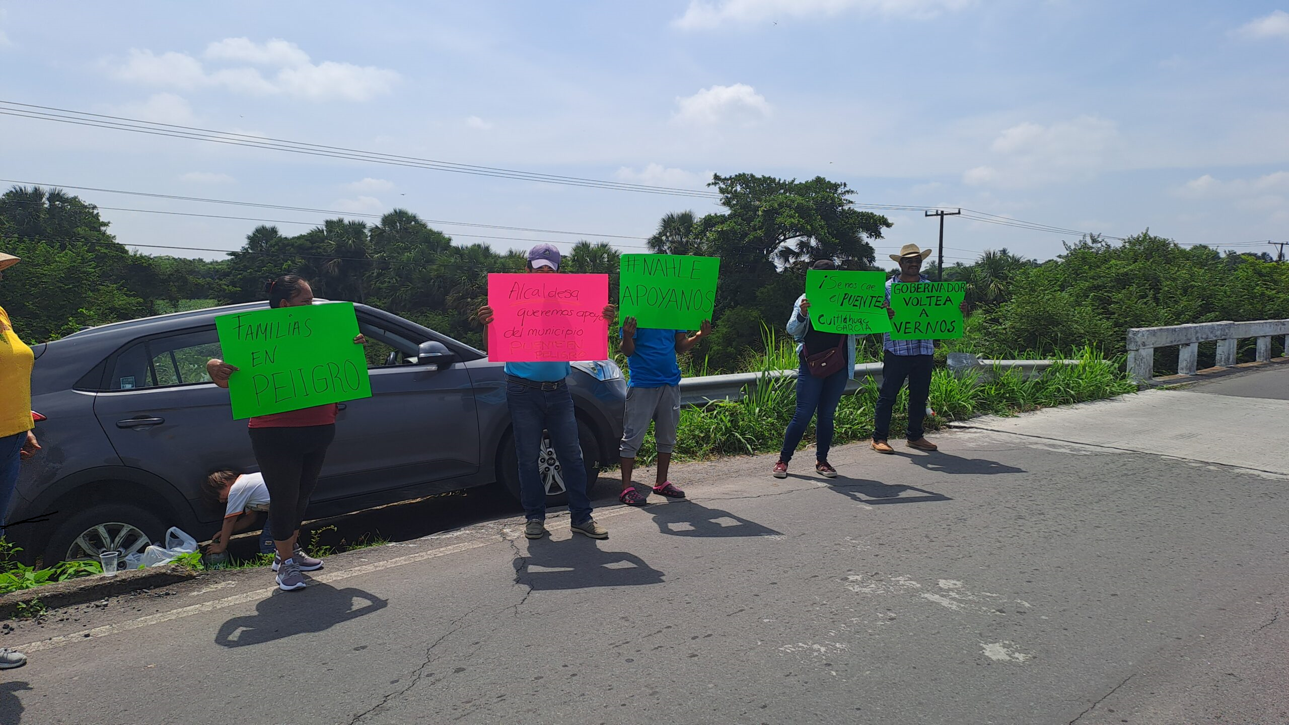 Se manifiestan en puente Pozuelos, Tlalixcoyan, por riesgo de colapso; piden intervención de autoridades