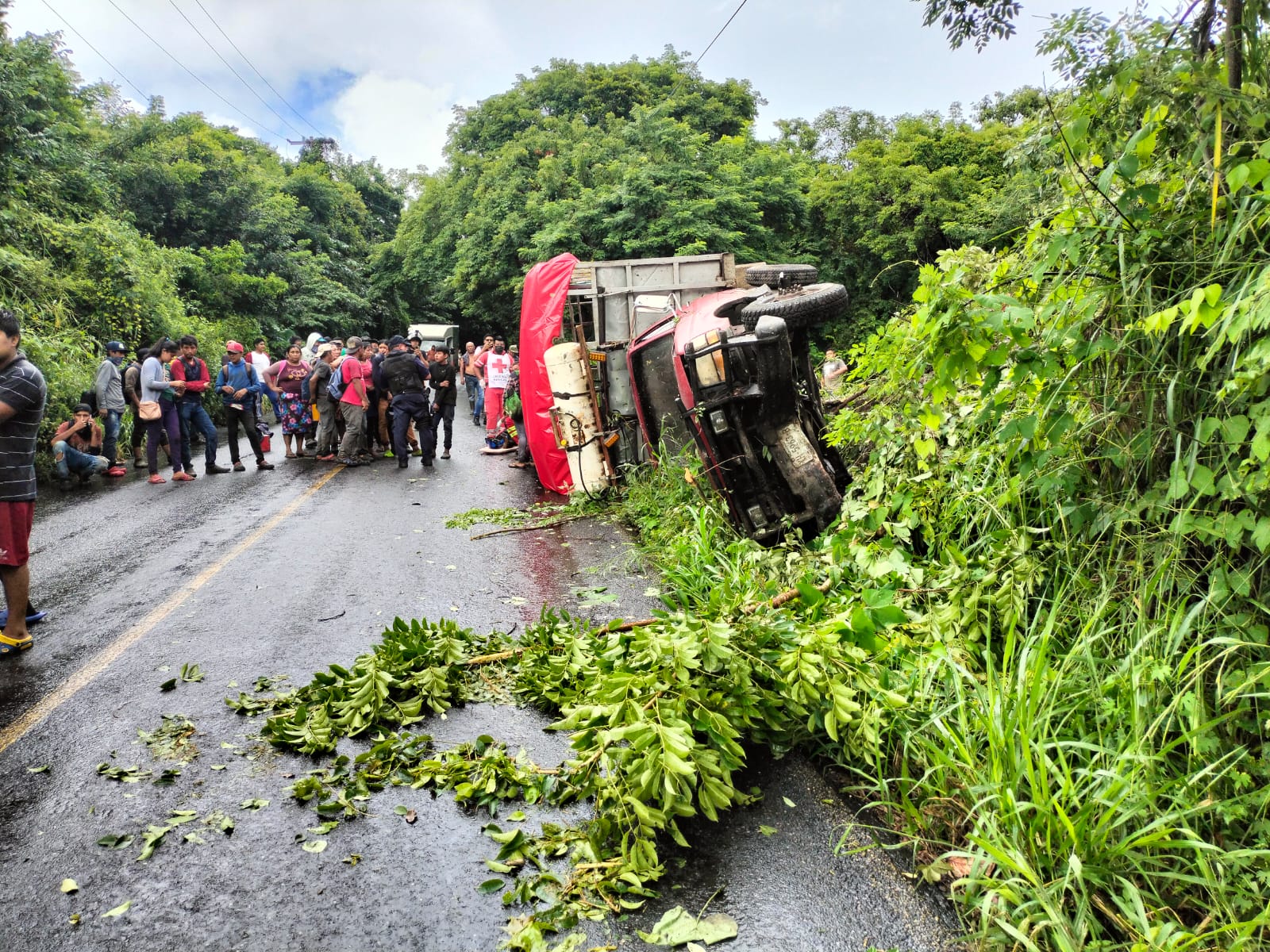 Volcó camioneta con tabaqueros en cerro del venado