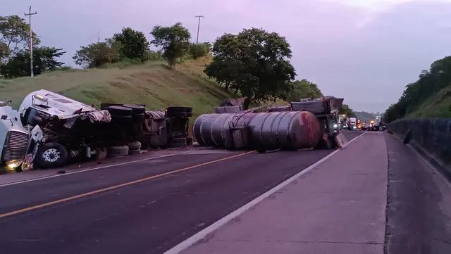 Volcadura de pipa deja 3 muertos en la México-Tuxpan