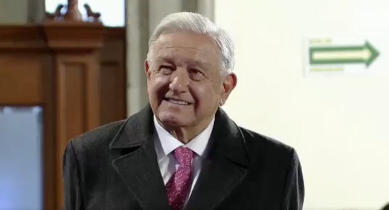 AMLO llora tras escuchar la canción La Paloma dedicada a él durante última Mañanera