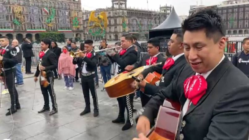 «Tú eres mi hermano del alma»: Con mariachis simpatizantes despiden al presidente AMLO en última Mañanera