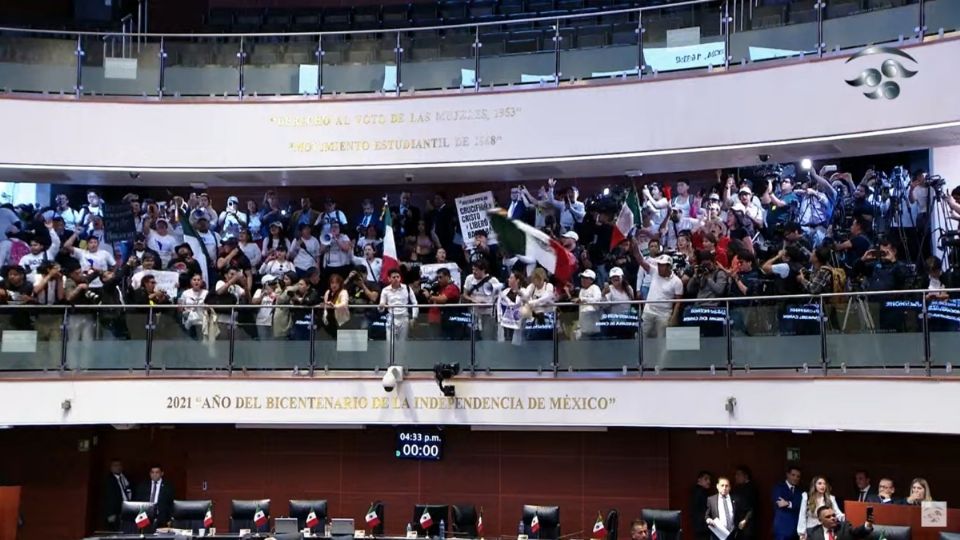 Manifestantes irrumpen en el Senado durante debate de reforma al Poder Judicial; suspenden sesión