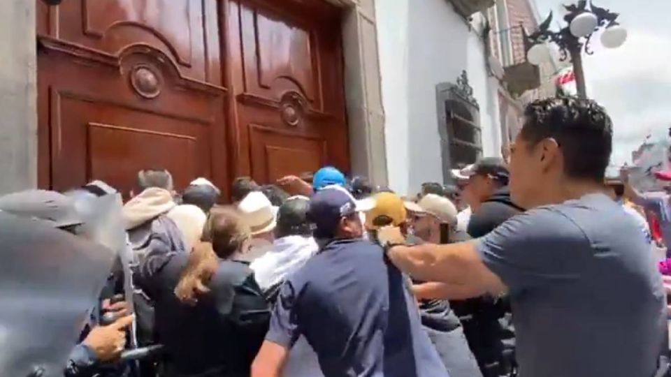 Manifestantes intentan irrumpir en Congreso de Puebla para frenar aprobación de reforma Judicial