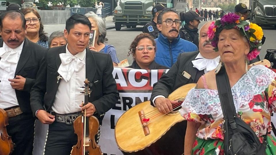 Simpatizantes de AMLO le llevan mariachis en agradecimiento por su gobierno