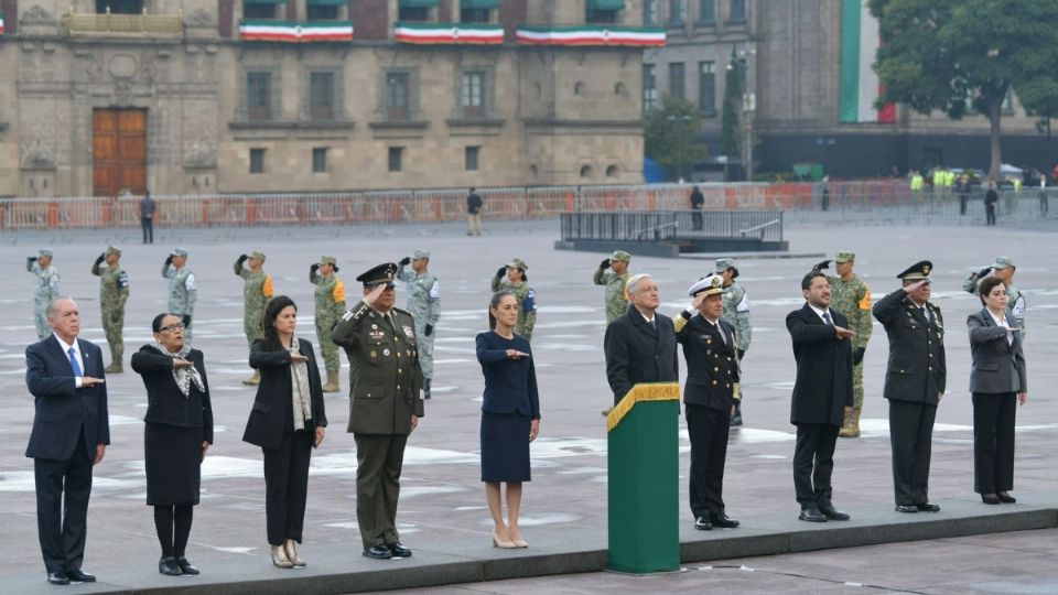 AMLO realiza izamiento de bandera en memoria de las víctimas de los sismos de 1985 y 2017