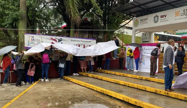 Maestros toman la SEV por incumplimiento de autoridades