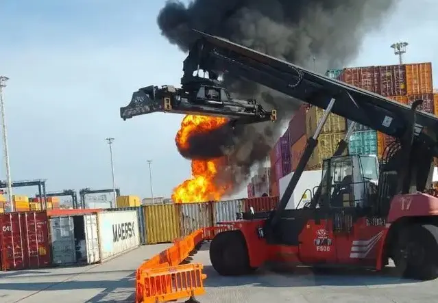 Verificarán mercancía afectada tras incendio en recinto portuario