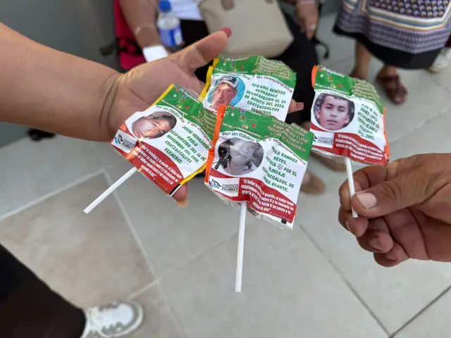 Distribuyen paletas con caras de desaparecidos en Coatza