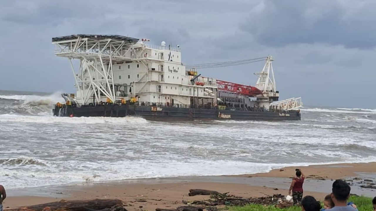 Buque encallado Tog Mor en Coatza se vuelve atractivo turístico