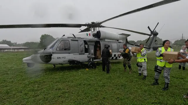 Sedena y GN apoya vía aérea a comunidades inundadas en el sur de Veracruz