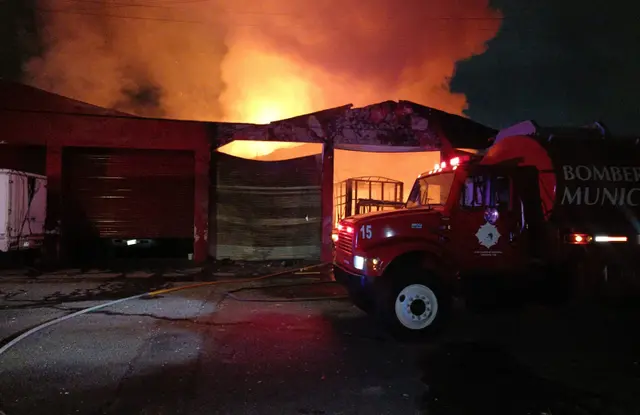 Incendio consume bodega San Fernando en el centro de Veracruz