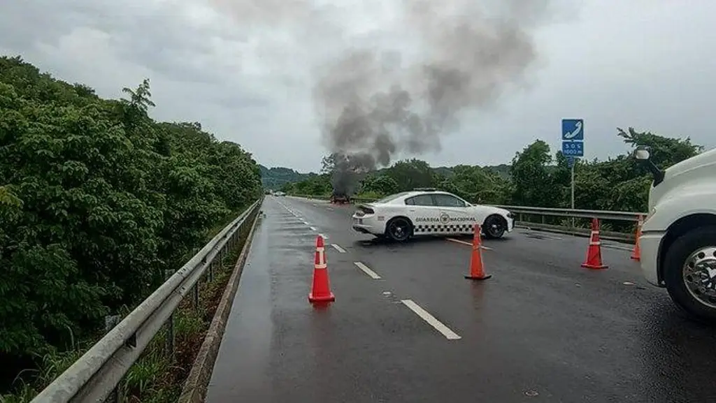 Se incendia carro particular en carretera de Veracruz; hay cierre de circulación