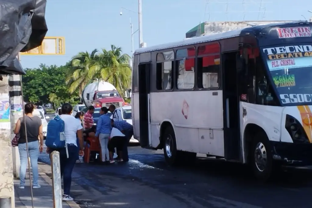 Cae señora al bajar de camión de pasaje frente al IMSS de Cuauhtémoc