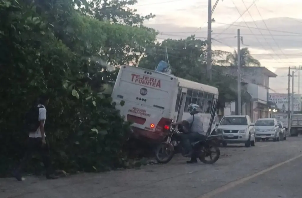 Camión de pasaje se estampa contra casa en las Amapolas