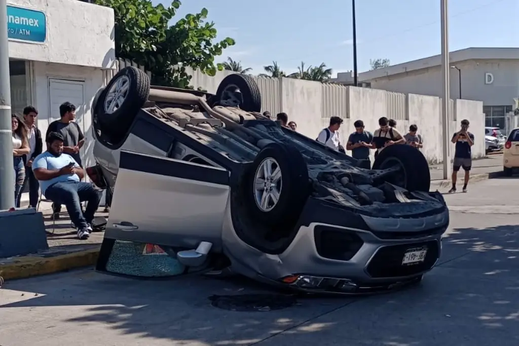 Estudiantes terminan llantas arriba tras ser impactados por camioneta en Boca del Río