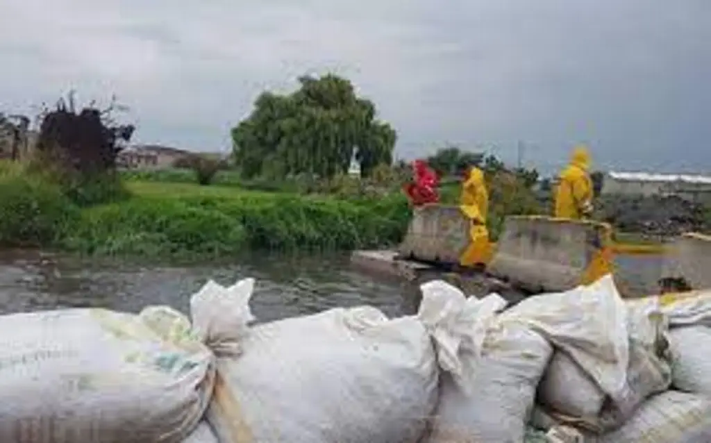 Cierre por desbordamiento de río en esta autopista de Veracruz. Precaución