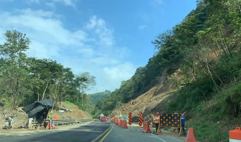 Suman 6 tráileres sepultados por derrumbe en autopista Ciudad Mendoza-Acatzingo