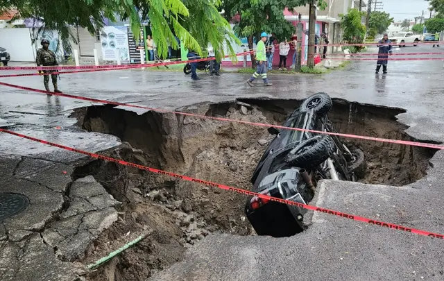 Mega socavón y lluvias por Frente Frío 4 en Veracruz y Boca del Río