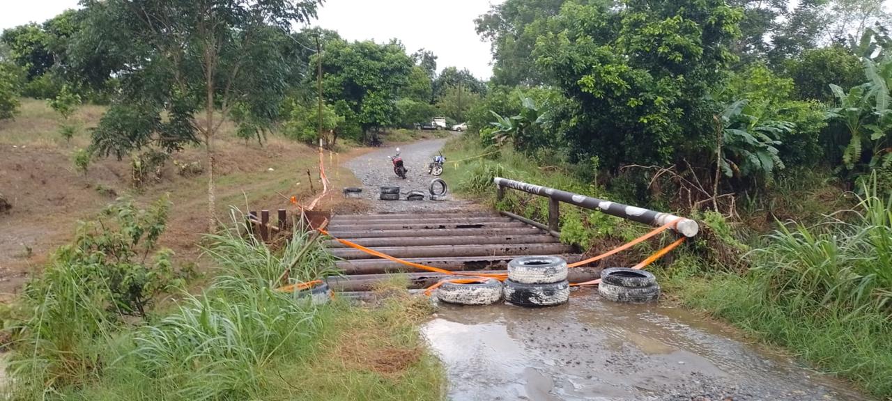 Desmantela PEMEX puente en Tihuatlán; estudiantes no pueden asistir a clases