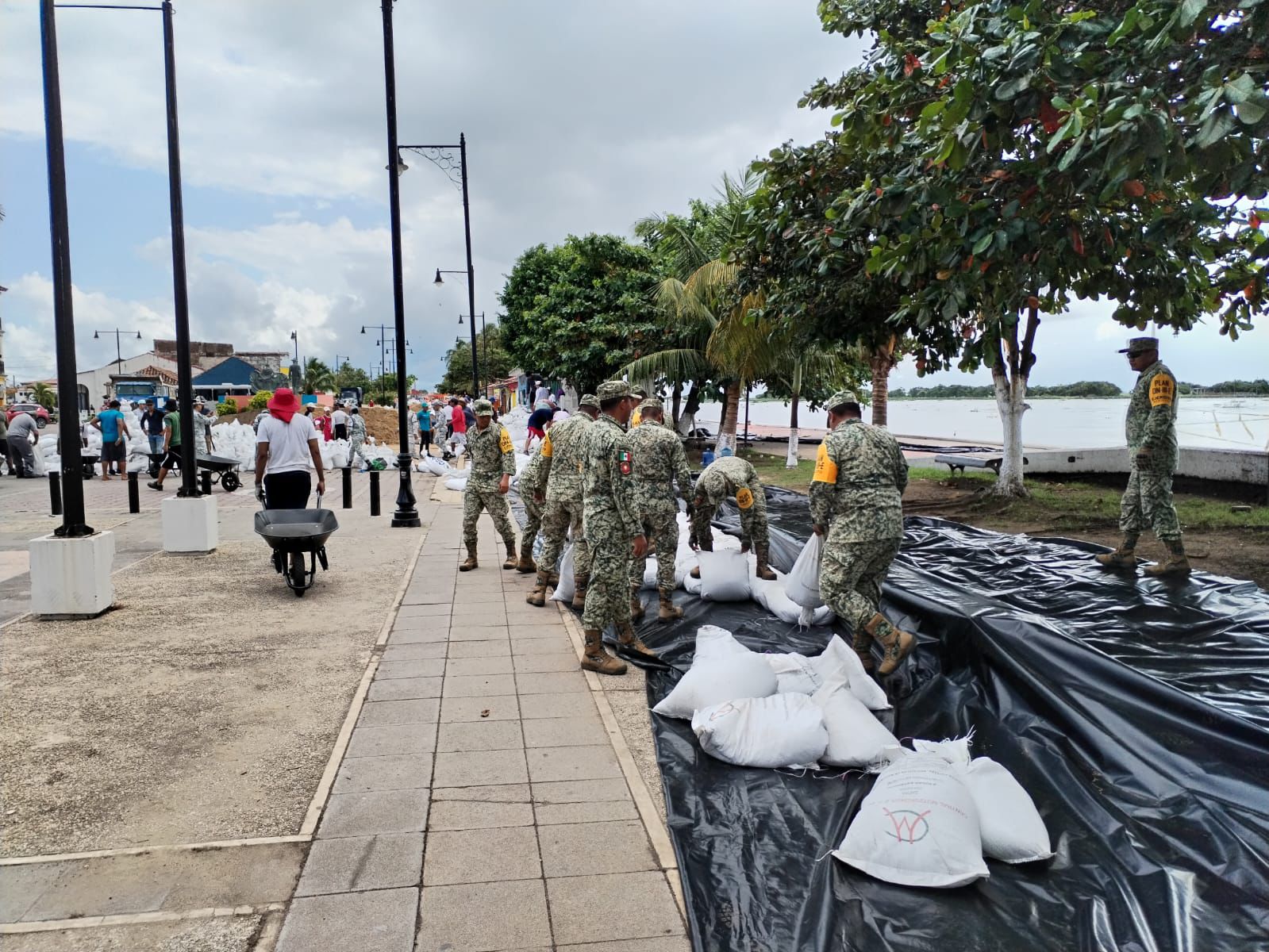 En Tlacotalpan, fuerzas de tarea y población coordinan las acciones de preparación ante avenida del Papaloapan