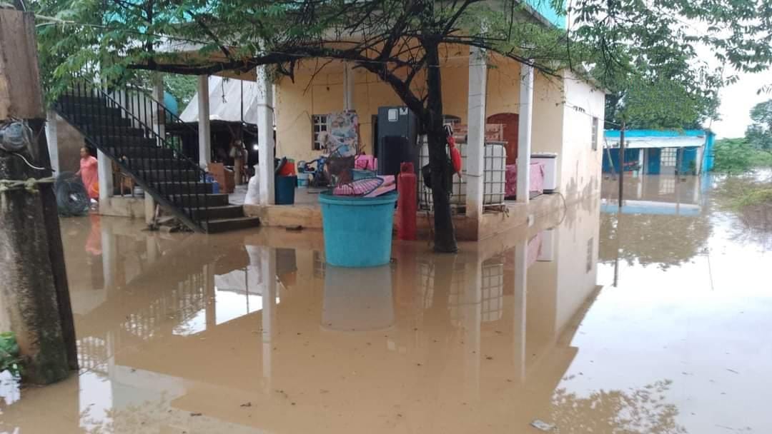 Hidalgotitlán con 15 localidades incomunicadas, daños en viviendas y caminos