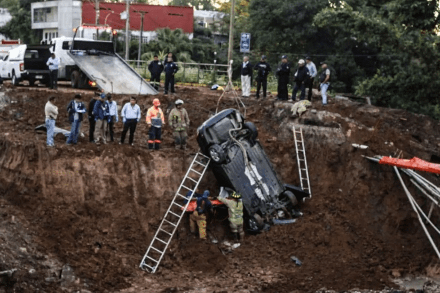 Muere joven conductor al caer a un socavón en Córdoba