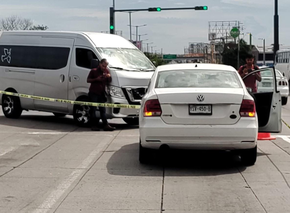 Muere una joven en su auto mientras circulaba en Veracruz puerto