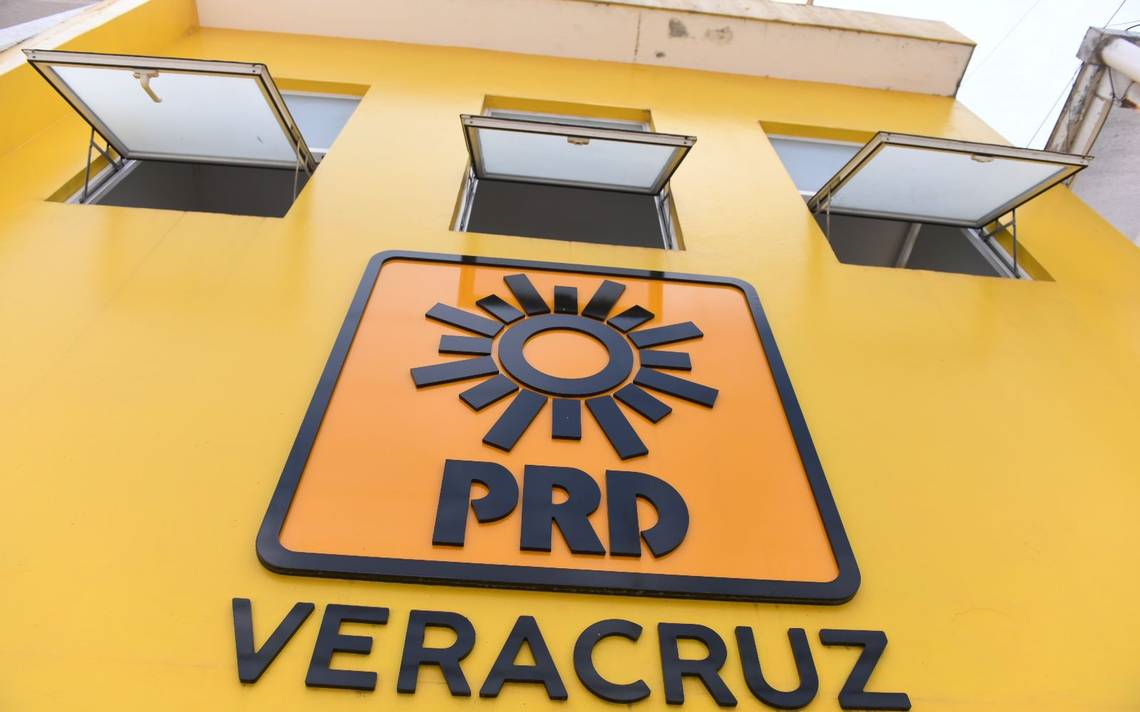 Extrabajadores del PRD reclaman pagos en Veracruz