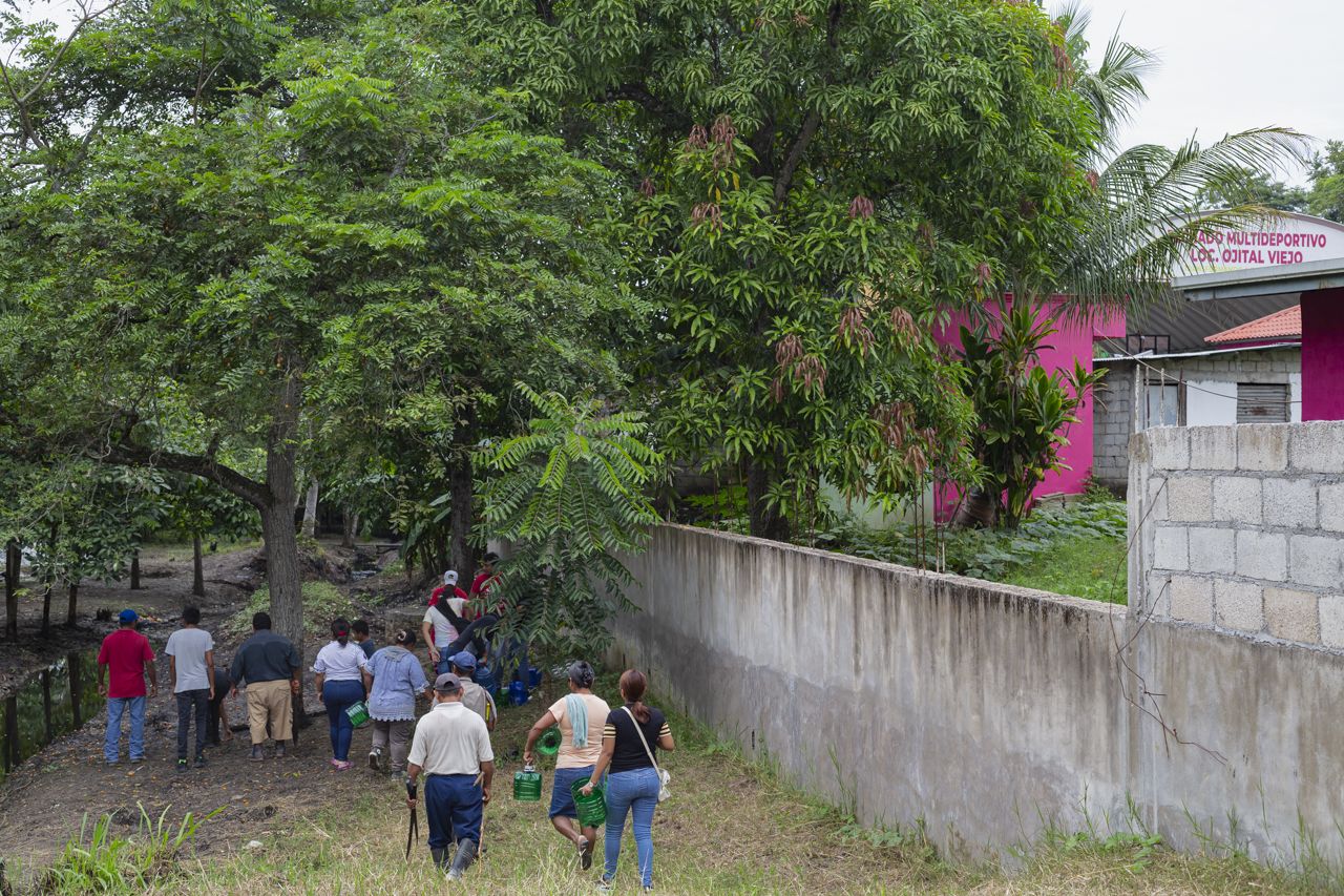 Sin clases en Ojital Viejo por derrame de Pemex; peligra salud de pobladores