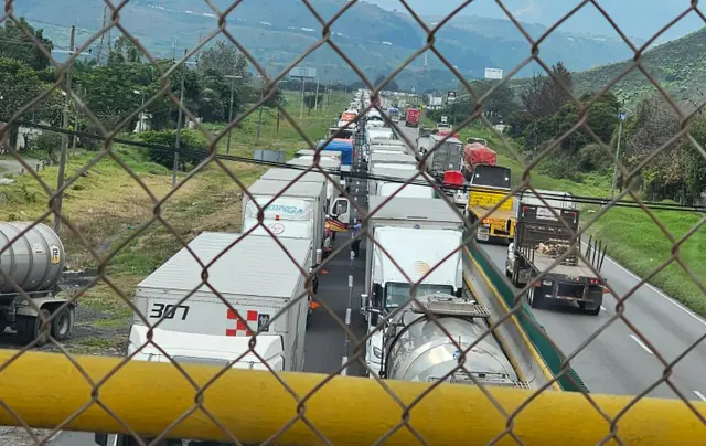 Pobladores de Acultzingo bloquean carretera 150 por falta de luz