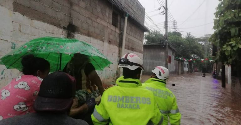 Suman más de 2 mil afectados por desbordamiento del río en Juchitán, Oaxaca